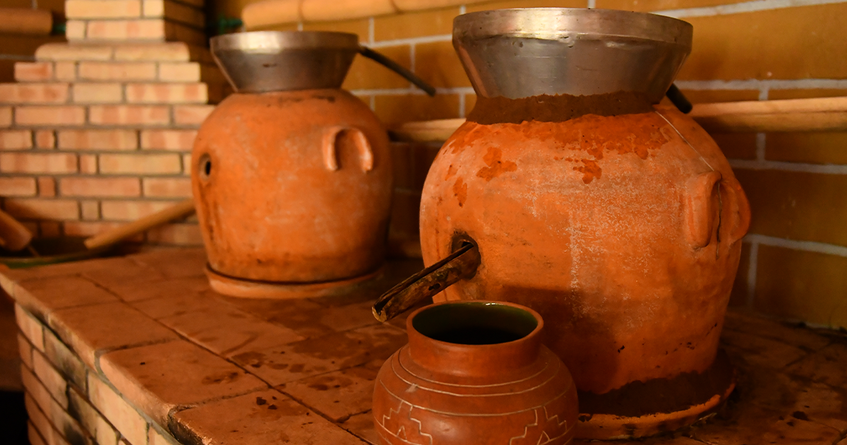 ¿Cómo se hace la destilación en olla de barro?